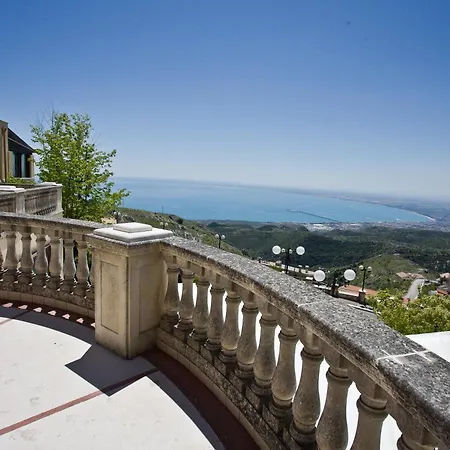 Relais Dei Normanni Hotel 4*